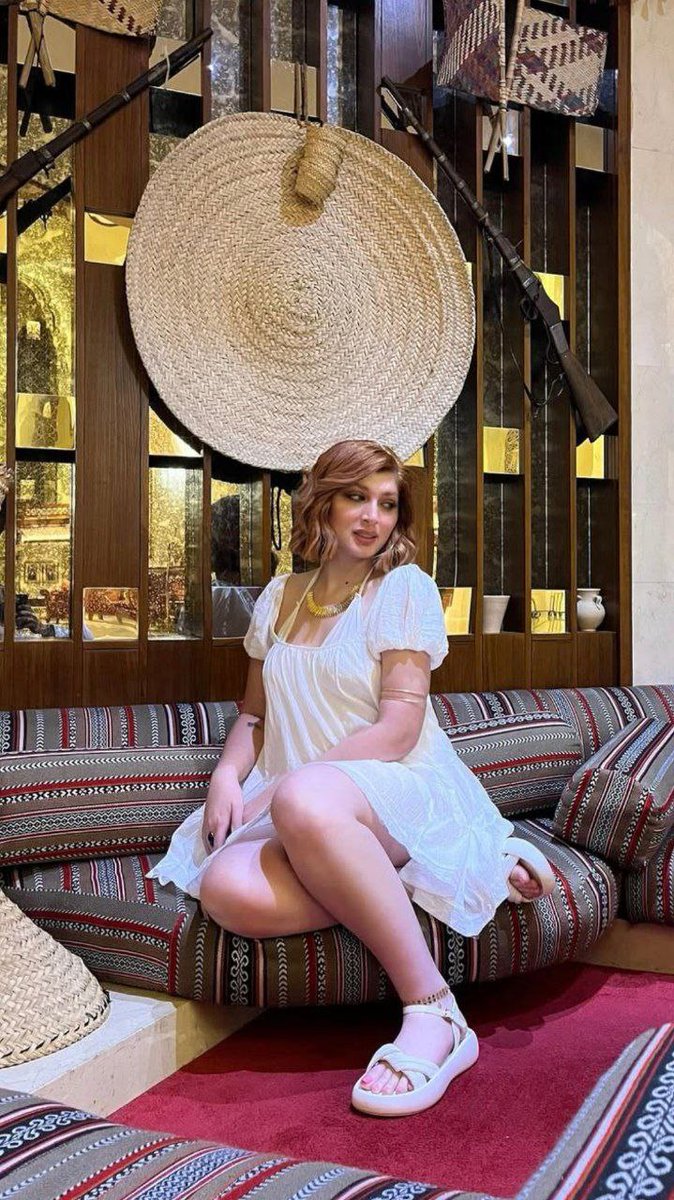 شوف عمتك سيلين عينك م تترفع من ع نعالها   وصوابع رجليها و افرك  كسمك ارفع عينك  شويه لحد ركبتها وشوف  ع نعومة رجلين تاج راسك 
ختفو😂👿