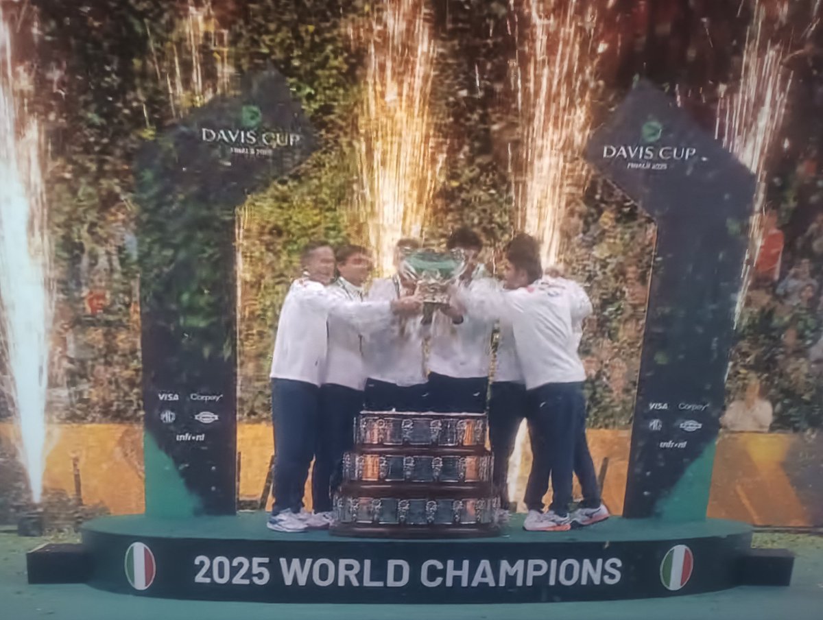 Commibot's tweet image. MA IL CIELO È SEMPRE PIÙ BLUUUUU