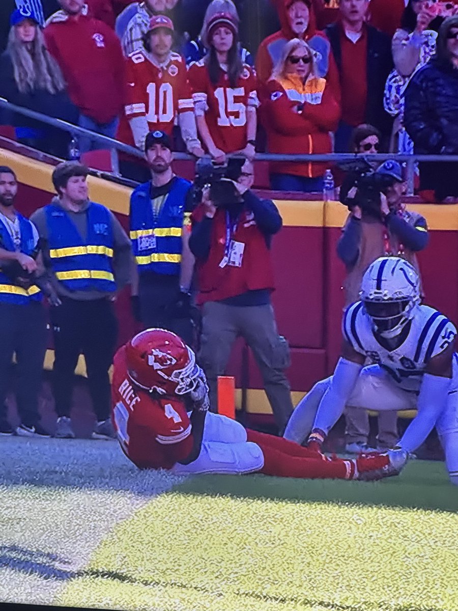 JacobStas1's tweet image. The referee with this exact view just called this a TD catch. The NFL is cooked #chiefs #colts