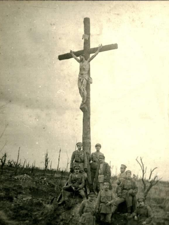 Portuguese troops during WWI in Flanders with the "Christ of the Trenches," 1918