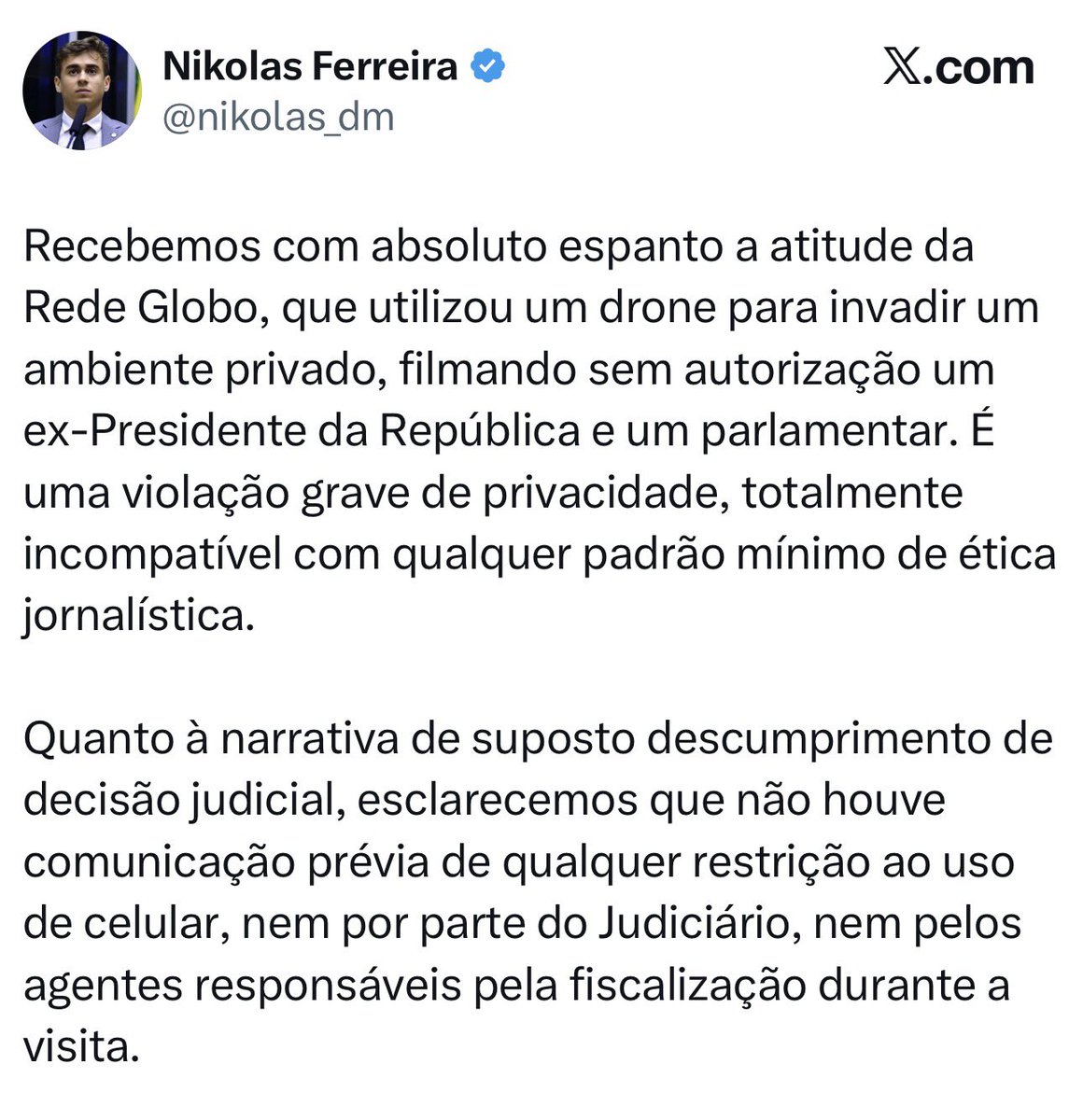 delucca's tweet image. Nikolas alega em sua defesa de que não foi informado sobre a proibição de uso de celular durante a visita a Jair Bolsonaro. O deputado esquece, entretanto, de dizer que o despacho que determina as regras era público e alegar desconhecimento não o isenta de violar a cautelar.