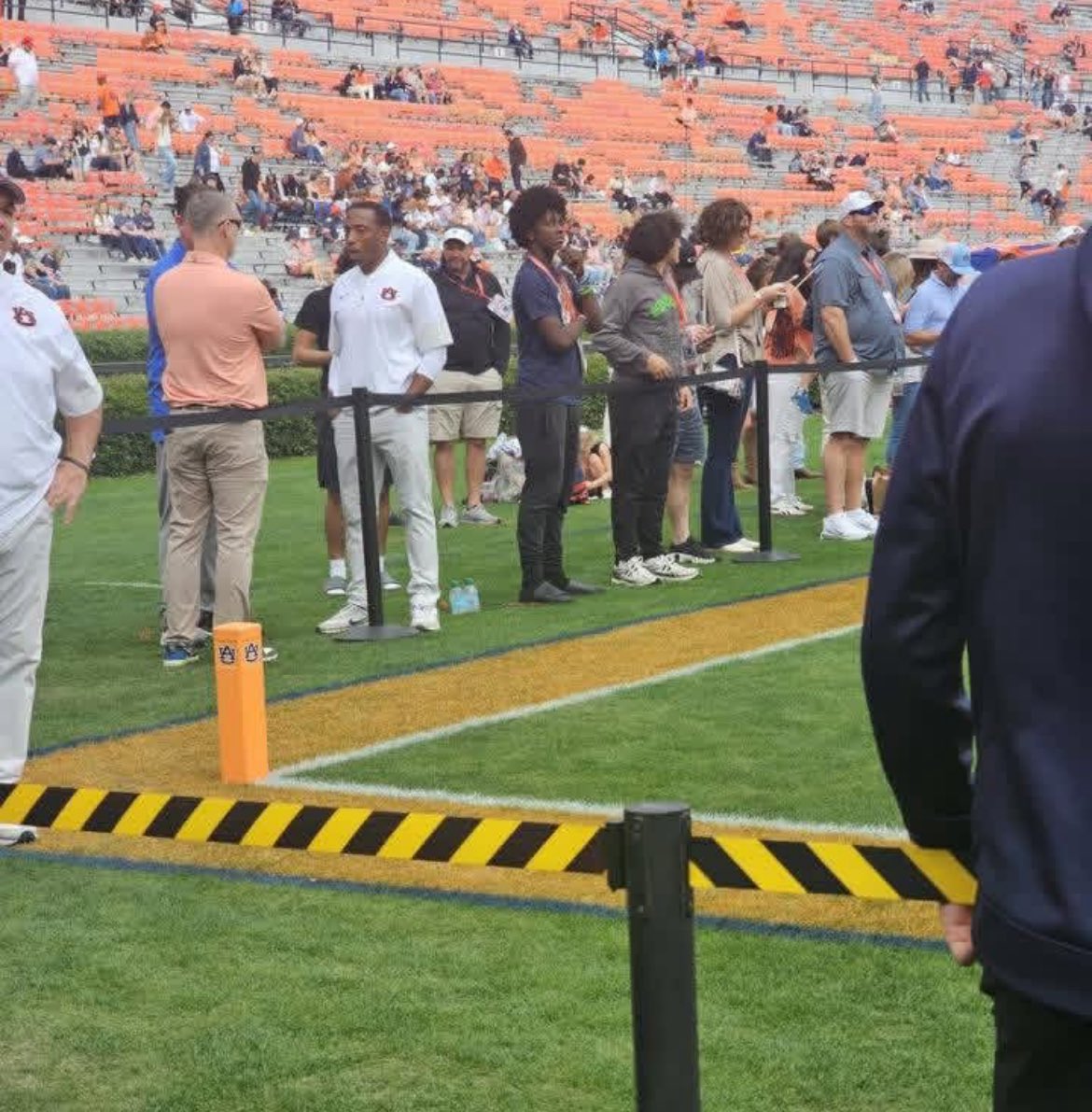 JaxsonDixon10's tweet photo. Enjoyed the Auburn visit yesterday 💙 🧡 Great atmosphere and team win over Mercer @AuburnFootball @PrepRedzoneAL @247recruiting @RivalsHS @5StarFBRecruits https://t.co/YvQCVgCthR