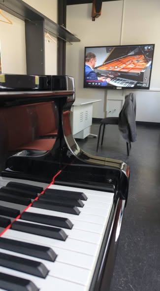 Finaliza la instalación de las 25 pantallas digitales interactivas suministradas por la Consejería de Educación, Ciencia y Universidades.