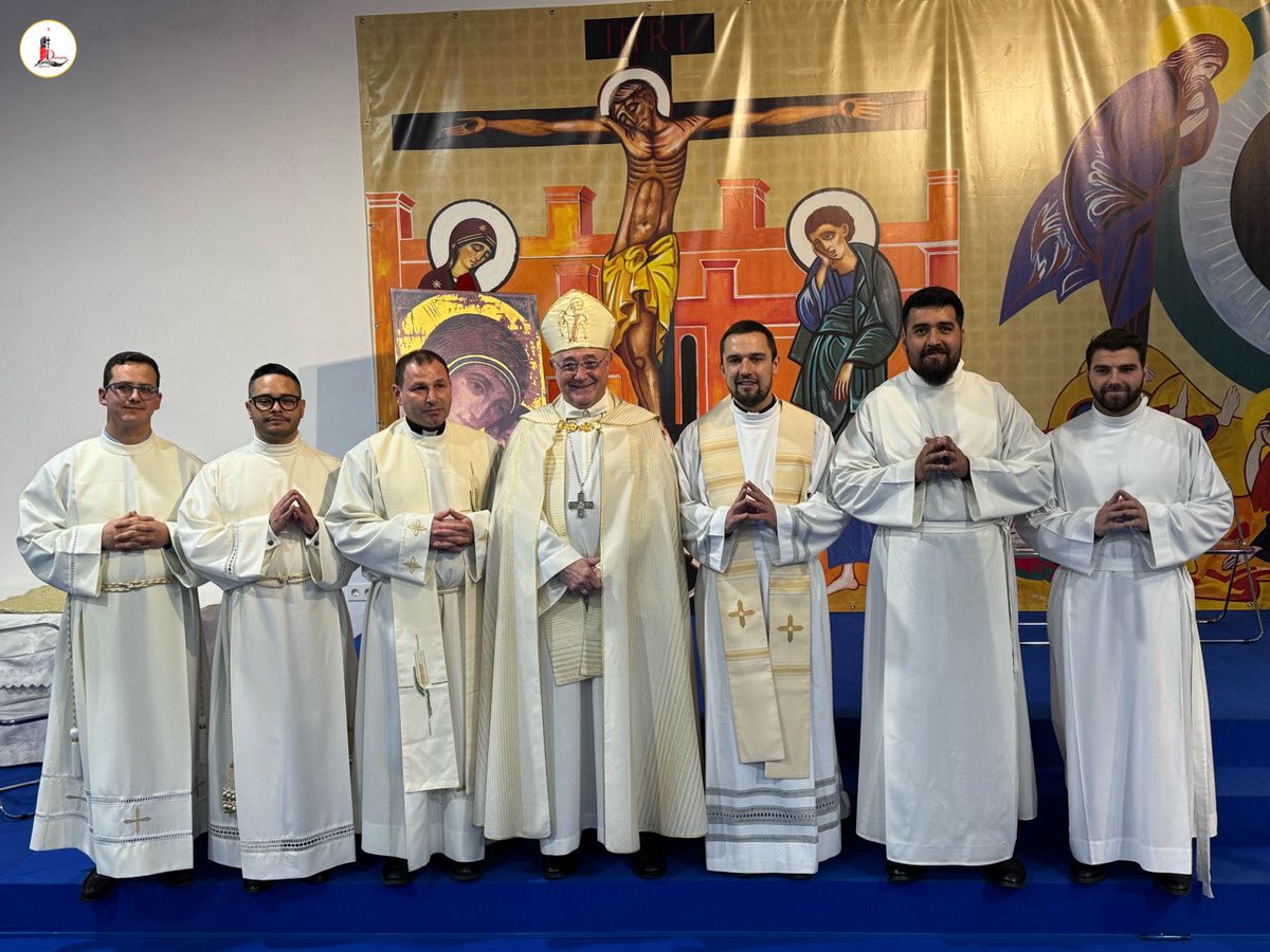 IglesiaEnLeon's tweet photo. 👉🏼 Nuestro Obispo el P. @cmfluisangel ha instituido esta tarde en el 🛐 #SeminarioRedemptorisMater 'Virgen del Camino' el ministerio del 📖 #lectorado a cuatro ✝️ #seminaristas de nuestra ⛪️ @IglesiaEnLeon. 

🤗 ¡Muchas felicidades! https://t.co/lN6XCAxBbB