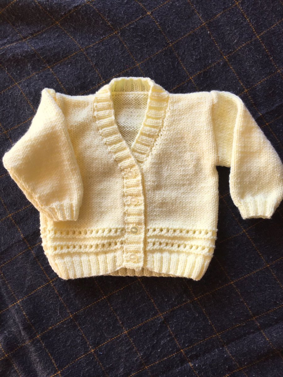 Tanyawarren's tweet image. Simple and yet so sweet.  Hand knitted baby cardigans made to order from Bitzas 😊  

bitzas.etsy.com/listing/601886…

#UKMakers  #firsttmaster #babyknits #MHHSBD