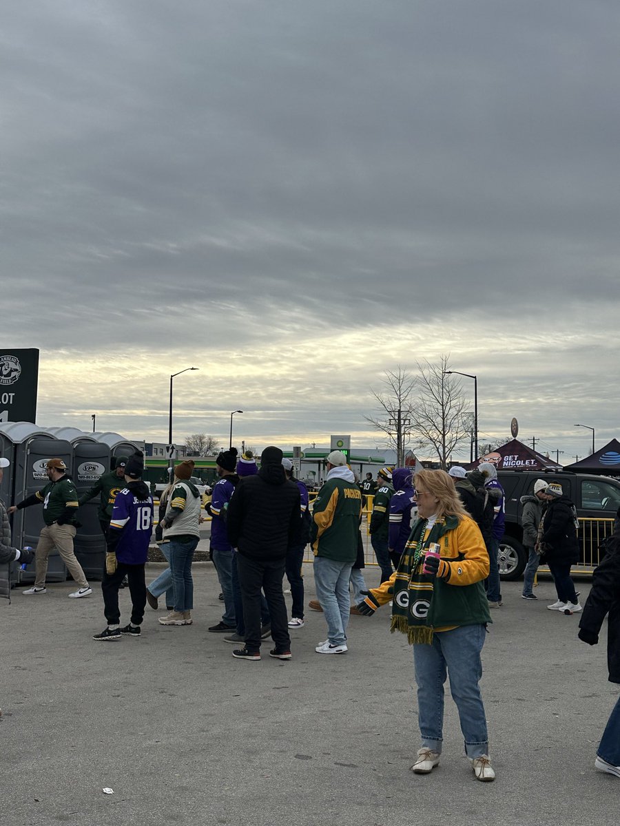 1ifiona's tweet photo. Happy birthday @drccds 
Here’s some Vikings fans…and here’s me toasting you with cheese curds. 
#GoPackGo https://t.co/yr8Z0YQOuS