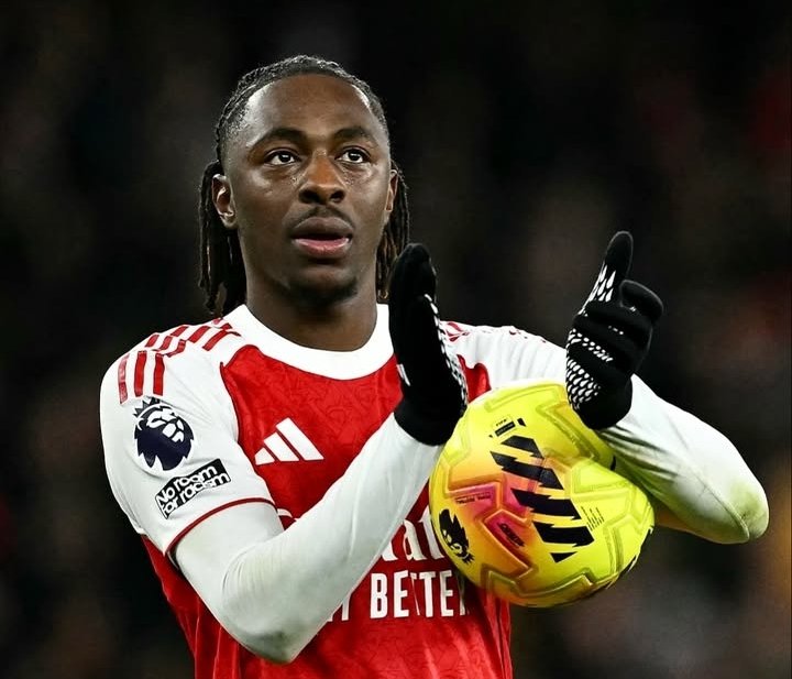 gfmtech's tweet image. Eberechi Eze carrying the match ball he earned in the #Arsenal Tottenham today 🥹❤️