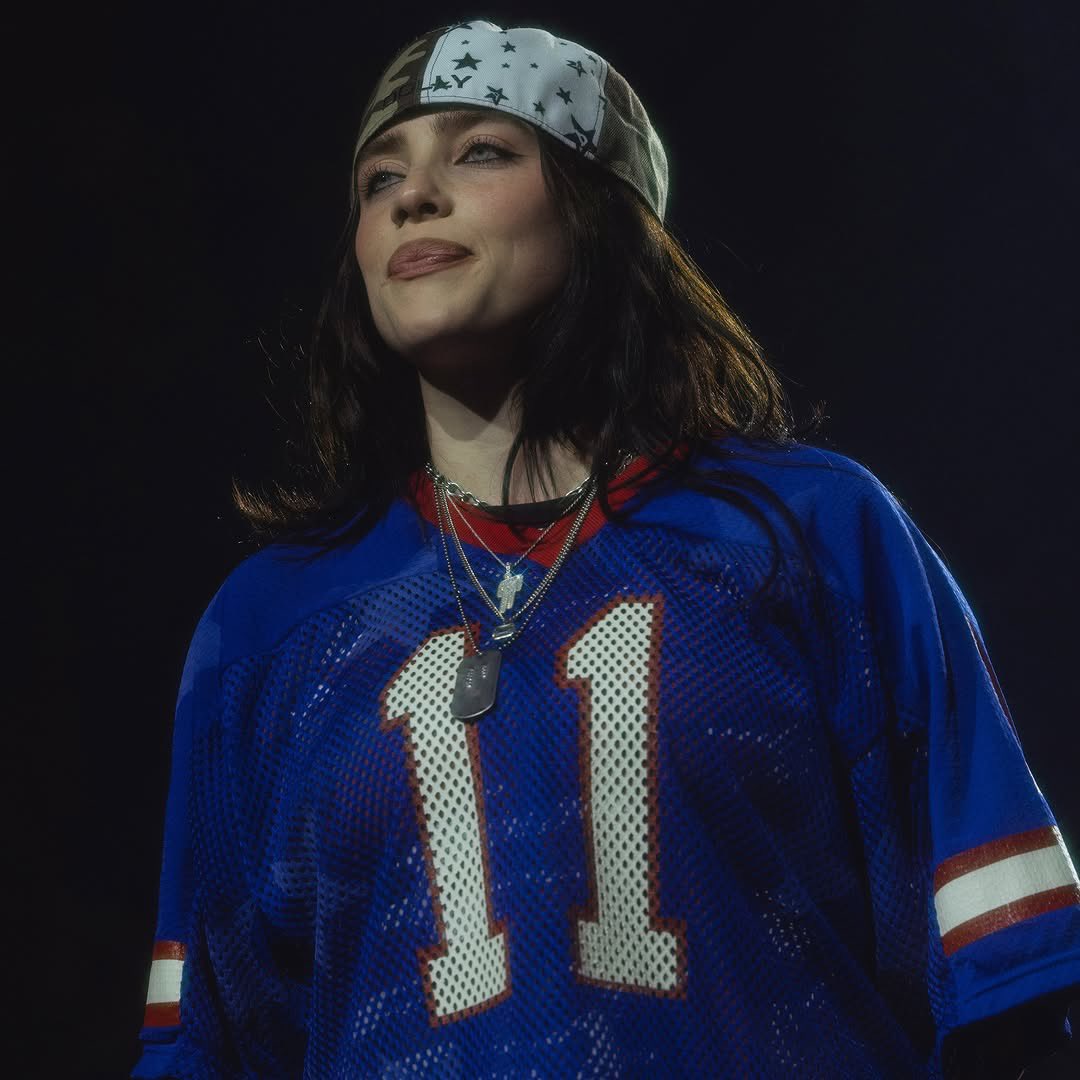mirrorbilllie's tweet photo. GOD IS A WOMAN  AND HER NAME IS BILLIE EILISH https://t.co/mElZa0Z0Je