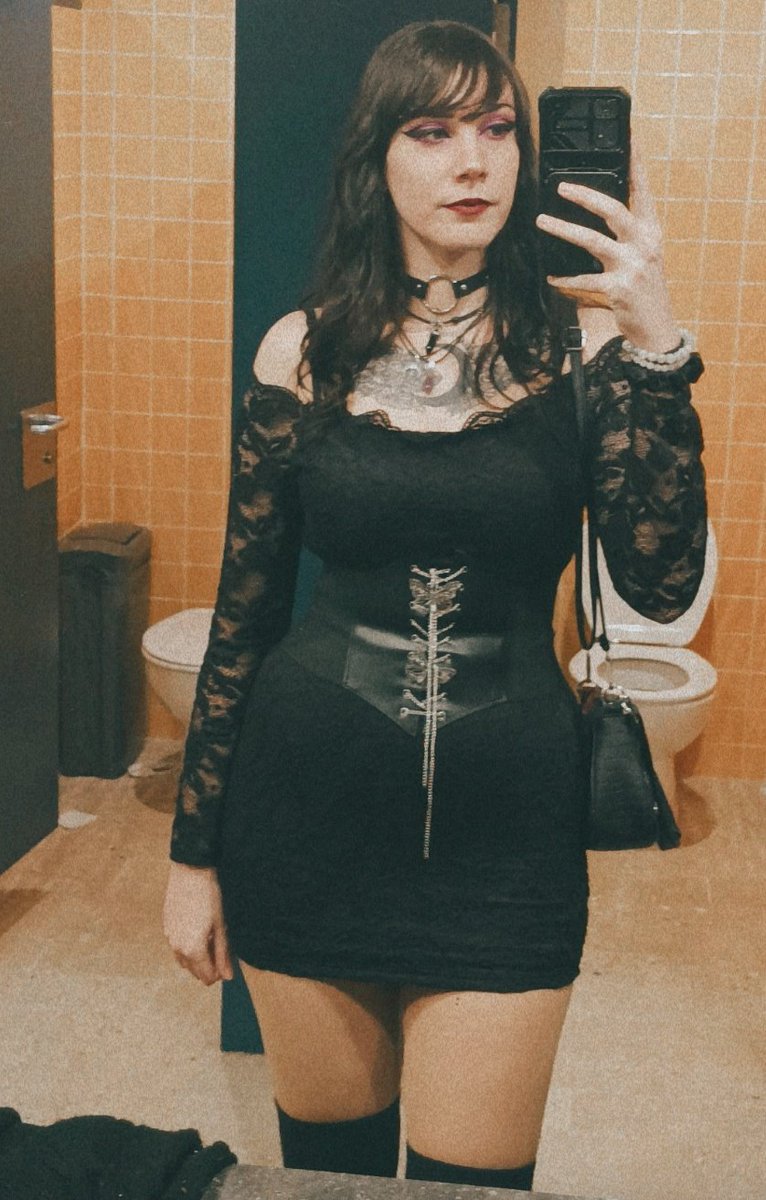 fiurnix's tweet photo. Hoy el outfit outfiteaba, el pelo peleaba y el maquillaje maquillajeaba https://t.co/JwkZRAVWkh