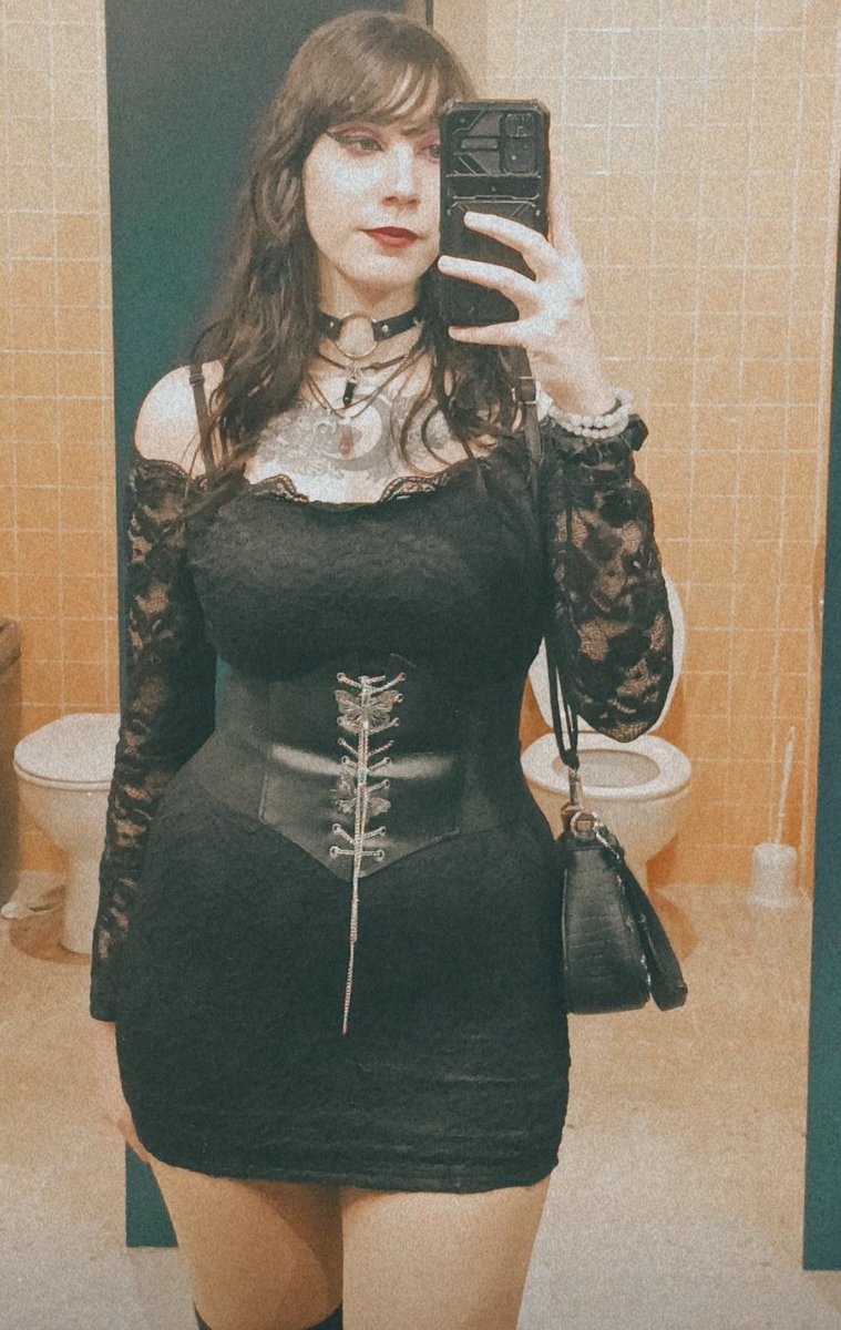 fiurnix's tweet photo. Hoy el outfit outfiteaba, el pelo peleaba y el maquillaje maquillajeaba https://t.co/JwkZRAVWkh
