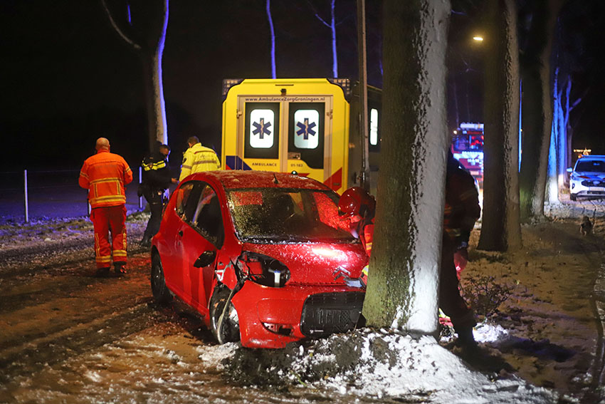 Auto van de weg door gladheid in Froombosch