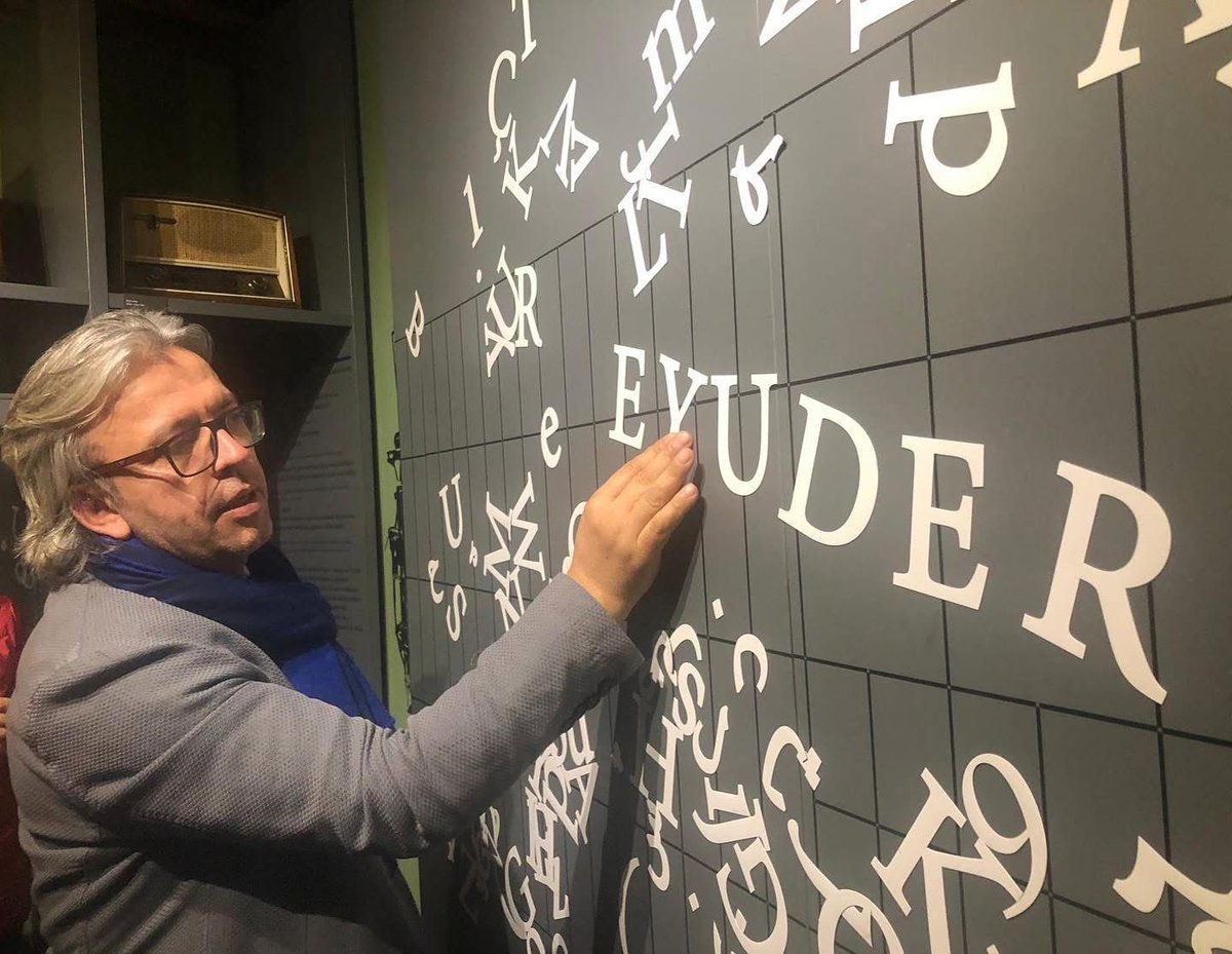 Başöğretmen Gazi Mustafa Kemal Atatürk başta olmak üzere,ebediyete irtihal etmiş tüm öğretmenlerimizi saygı ve rahmetle anıyor;bugün görevde olan ve emekli tüm öğretmenlerimize sağlık,mutluluk ve başarı diliyoruz.
Öğretmenler Günü kutlu olsun.