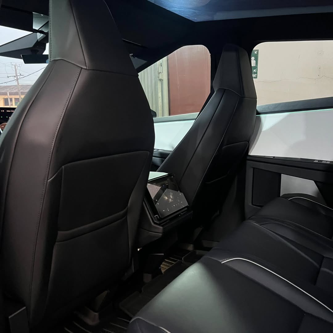 ayomidedaddyj's tweet image. Brand New 1 of 1 (Custom made)

2025 Amored Green Cyber truck

🏷️490,000,000 only 

📍Agege,Lagos