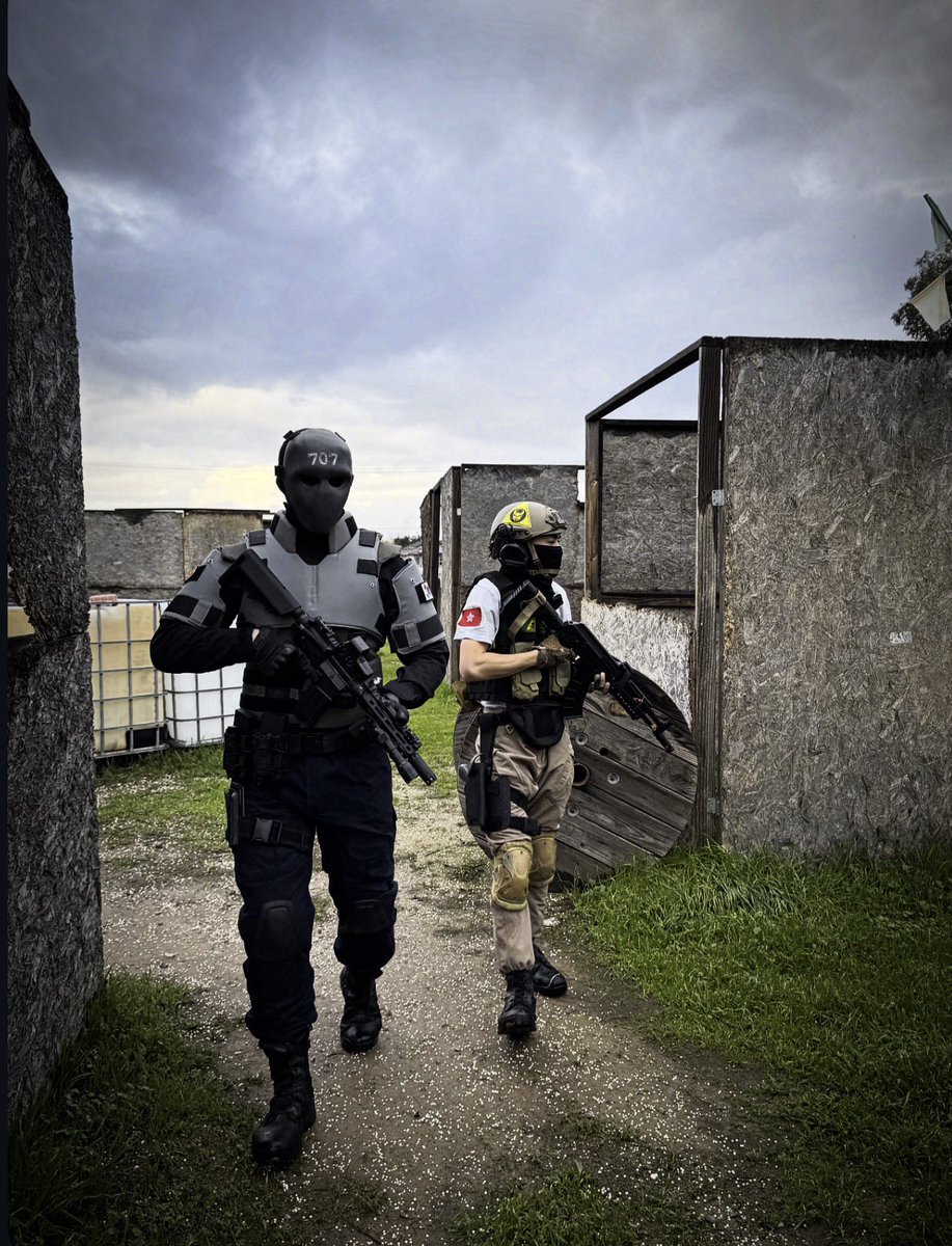 AgentAden's tweet image. They never saw me coming.

@Rainbow6Game #RainbowSixSiege