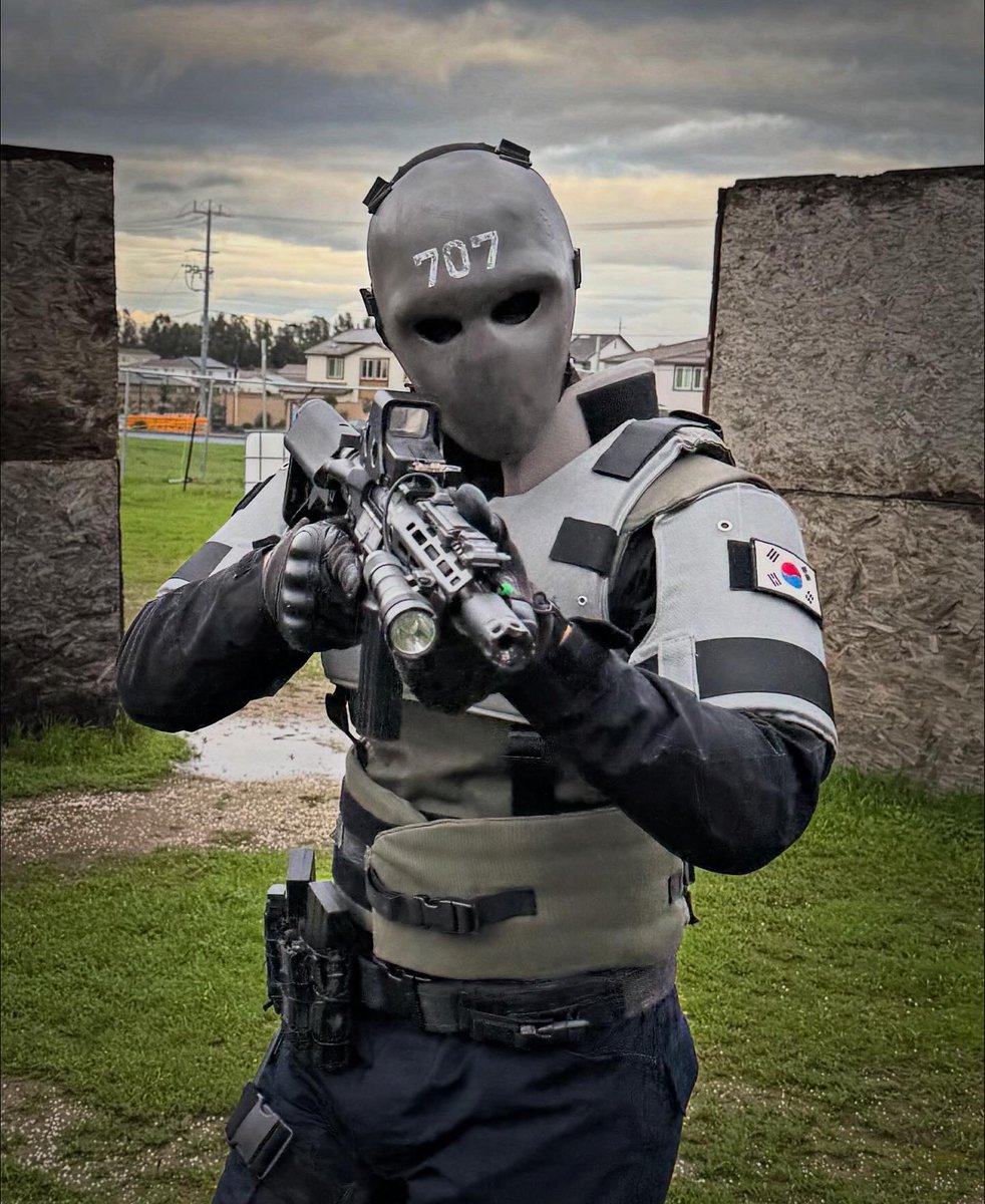 AgentAden's tweet image. They never saw me coming.

@Rainbow6Game #RainbowSixSiege