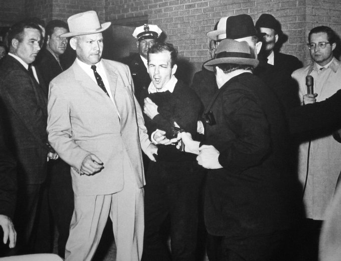 Op deze dag in 1963 werd Lee Harvey Oswald twee dagen nadat hij John F. Kennedy had doodgeschoten, zelf neergeschoten door Jack Ruby. De moord was live op televisie te zien. Dat Lee Harvey Oswald werd vermoord, voedde het idee dat de moord op JFK een complot is