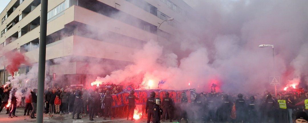 Si pinta tan mal la temporada como parece,poner en primera linea de prioridad lo que de verdad importa. Lo de ayer, con la derrota, permitio que el equipo no se caiga, se una y se refuerce
INDAR GORRI TA OSASUNA ALA HIL