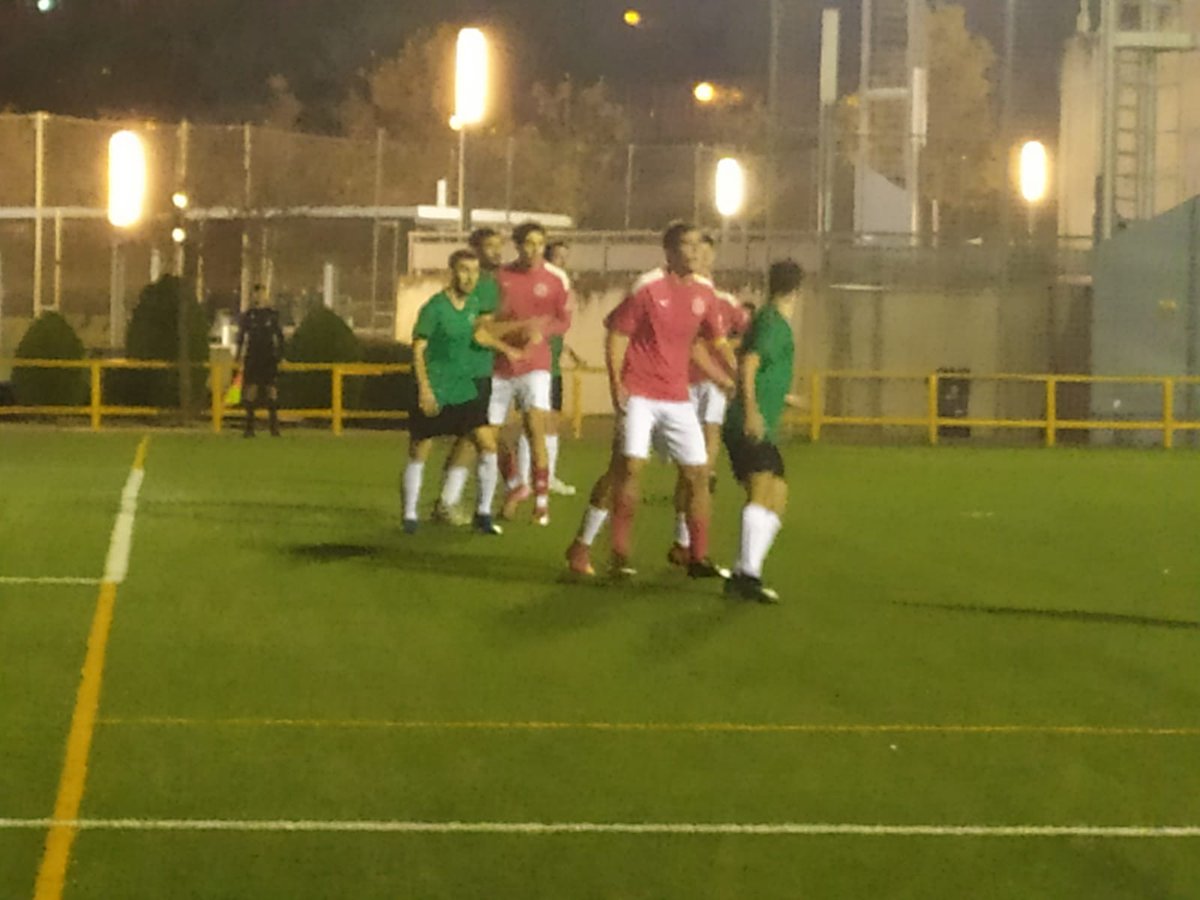 En el derbi de #Alcobendas ✅ de la <a href="/ADAlcobendas/">Alcobendas CF</a> (0-1) ante <a href="/alcobendas04/">AT Chopera Alcobendas 04</a>.
Los de <a href="/dudugarrido88/">Edu Garrido</a> se imponen con ⚽ de Viti en un choque intenso y de altos vuelos que contó con 3 expulsiones (una local y dos visitantes)
<a href="/Balon_Tierra/">𝔹𝕒𝕝𝕠́𝕟 𝔸 𝕋𝕚𝕖𝕣𝕣𝕒 ⚽</a> <a href="/FutbolAlcoSanse/">Fútbol AlcoSanse</a> <a href="/TerceraPrefMad/">Fútbol de Madrid</a> <a href="/GradaSiete7/">GradaSiete7</a>
