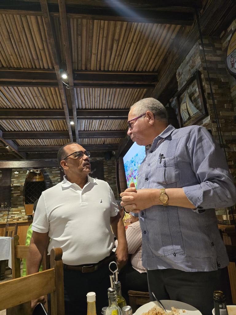 Momento de profunda satisfacción en donde los recuerdos de más de 40 años se agolpan en una retrospectiva cargada de emociones al reencontrarnos con nuestro profesor de Peritos, Víctor Abreu.