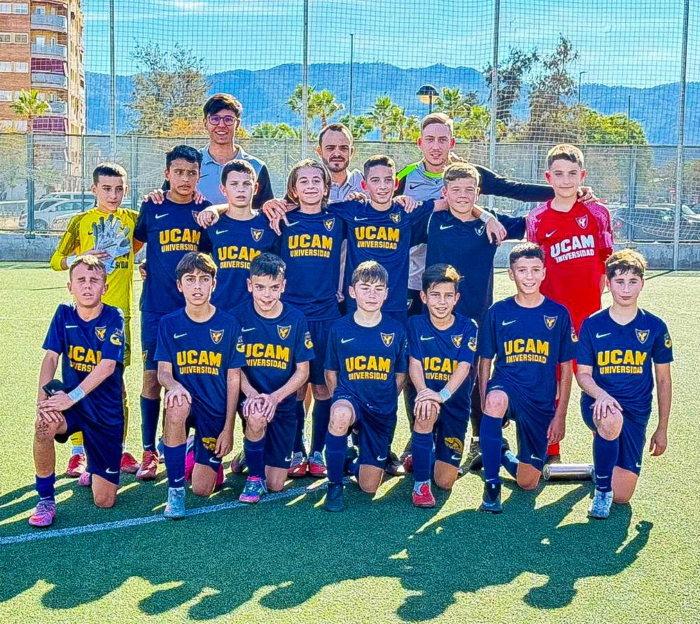 ucamcf_academy's tweet photo. ⚽️ 𝐀𝐋𝐄𝐕𝐈́𝐍 𝐀 | ¡Nueve partidos, nueve victorias! 

Nuestros canteranos siguen imparables y se han impuesto (2-1) a la @la_plorcacd con una muy buena remontada.

Dylan y Adam fueron los autores de los dos tantos universitarios.

💪🏼 ¡Qué auténtico equipazo!

#CanteraUCAM https://t.co/QNlDePvcRa