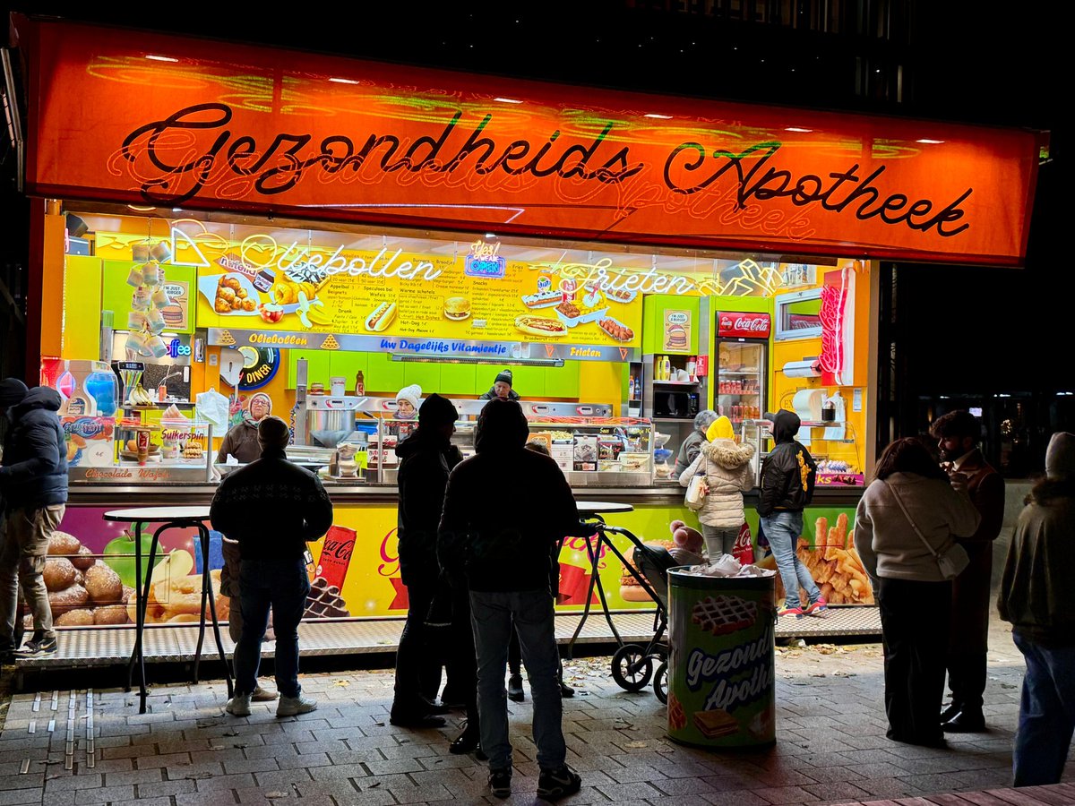Karin_vanlonden's tweet image. Gezien in #Brugge.  Ben benieuwd welke vitaminen er in #oliebollen en #frites zitten#gezondheidsapotheek