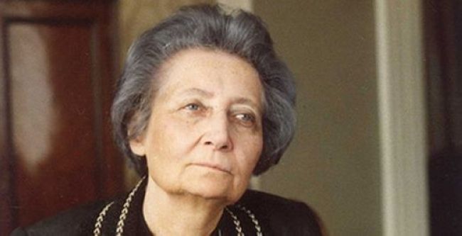 Kadın Yazarlardan En İlginç, En Çarpıcı 10 Anekdot!

Samiha Ayverdi

Refik Halid Karay ona aşık oldu, evlenme teklif etti. Ayverdi “Ben tasavvuf yolundayım, evlenmem” dedi. Refik Halid ölene kadar her yıl doğum gününde ona kırmızı gül gönderdi.