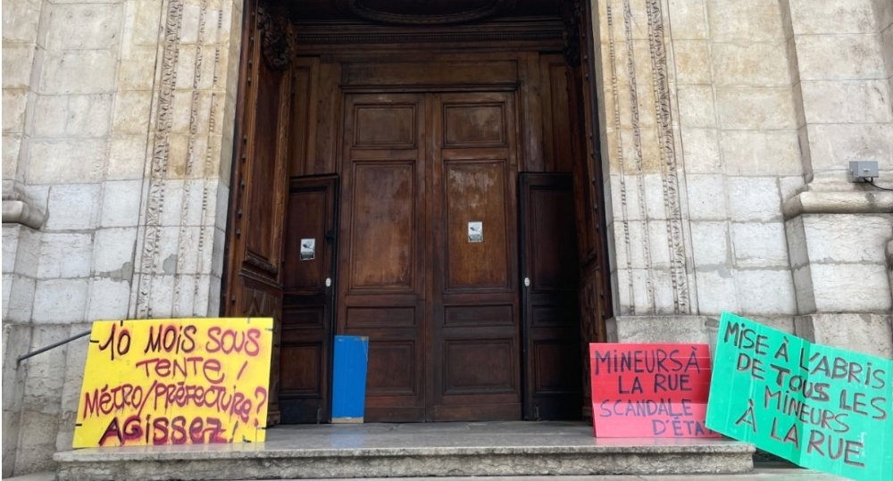 Oxitan30's tweet image. L'église Saint Polycarpe squattée par une soixantaine de migrants..

Une église n'est pas un hôtel pour migrants.
C'est un lieu de culte.

Bizzarement les assos de gauche ne vont pas squatter les mosquées..
Étonnant non?