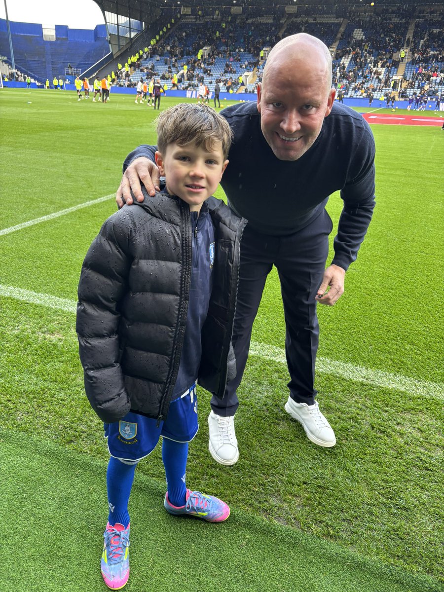 adam_scott7's tweet image. Mascot in the Sheffield derby 💙 game was awful and his prediction was crap 🤣 but a fantastic day! 🦉
