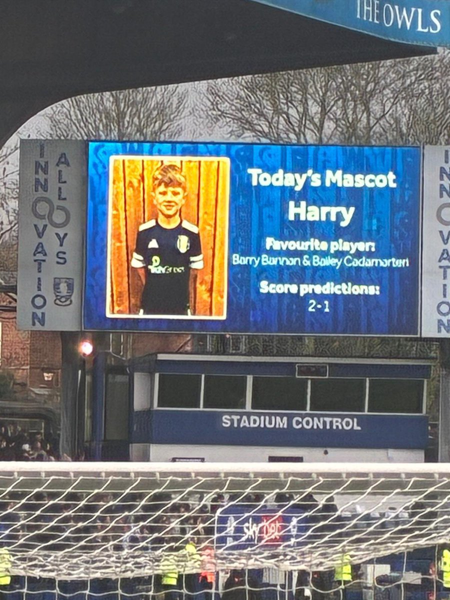 adam_scott7's tweet image. Mascot in the Sheffield derby 💙 game was awful and his prediction was crap 🤣 but a fantastic day! 🦉