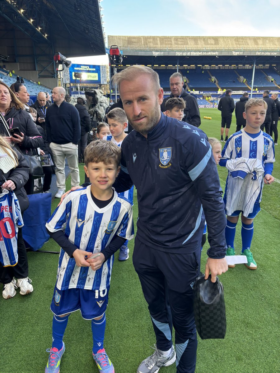 adam_scott7's tweet image. Mascot in the Sheffield derby 💙 game was awful and his prediction was crap 🤣 but a fantastic day! 🦉