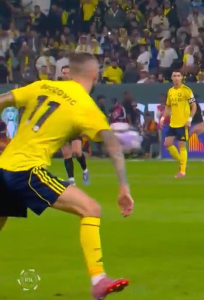 كيف أقنعكم ان الحكم ما أعطى برزوفيتش كرت اصفر ثاني😂