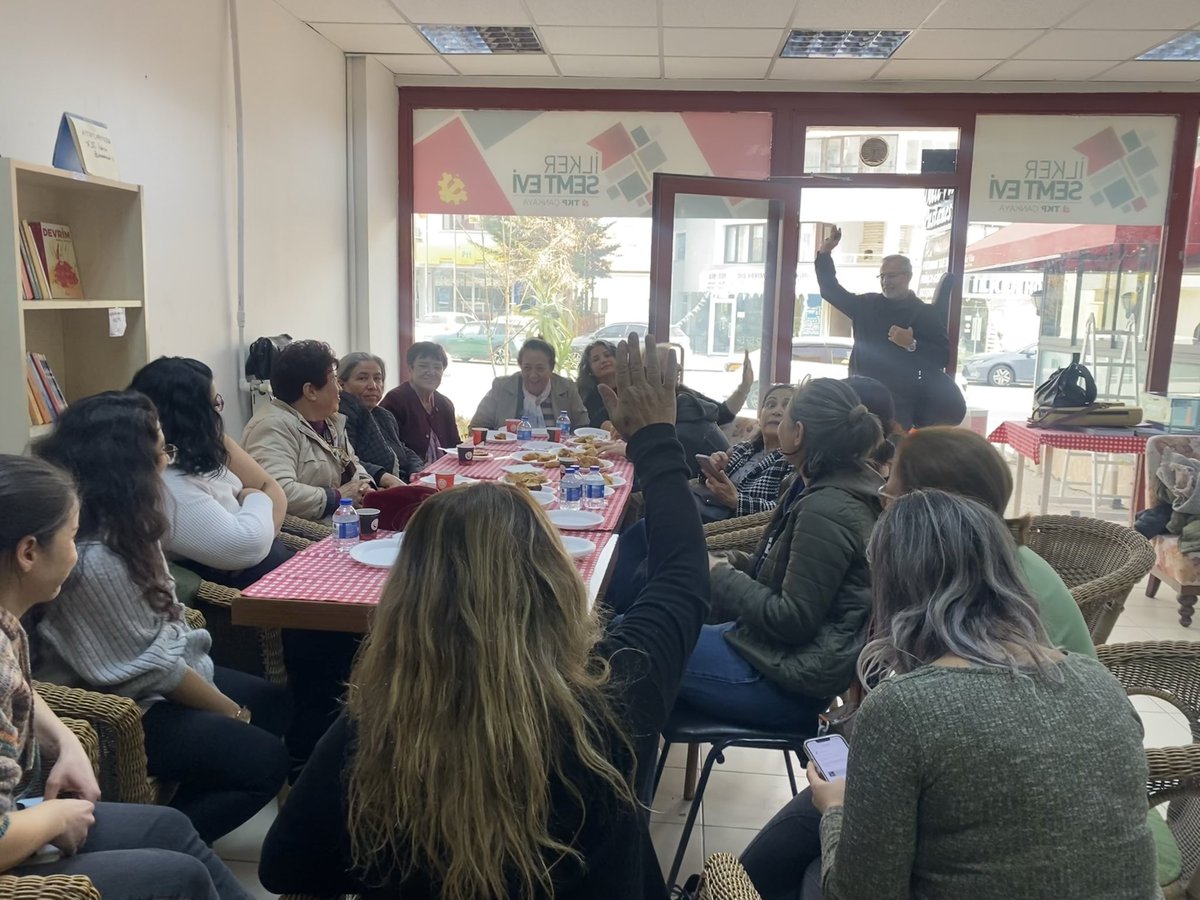 Bugün Dikmenli kadınlar olarak İlker semt evimizde buluştuk, 25 Kasım’ın anlam ve önemine değinip Kadın Dayanışma Komiteleri olarak neler yaptığımızdan, bu karanlık düzende kadınlar olarak nasıl mücadele ettiğimizden ve edeceğimizden bahsettik.