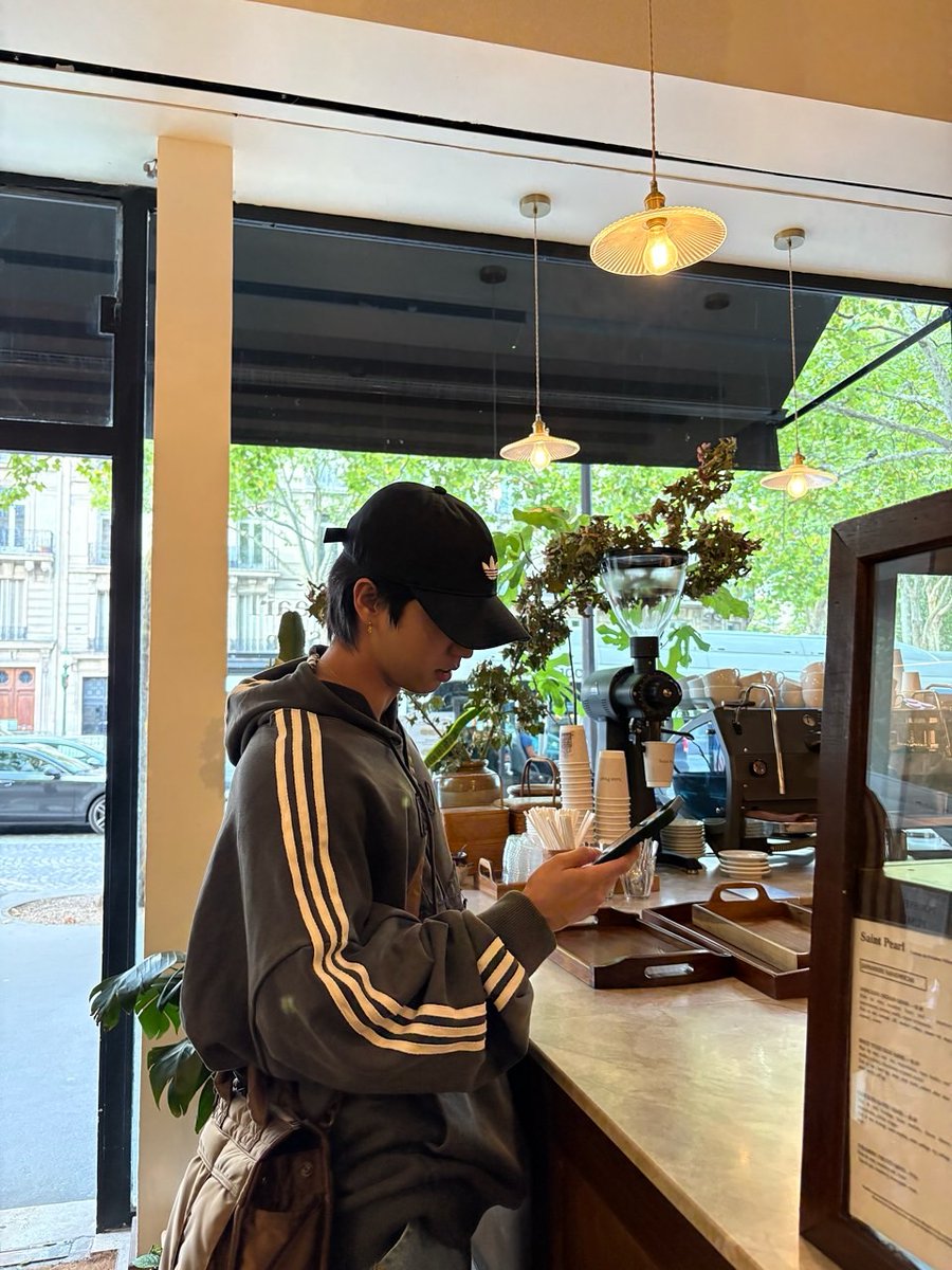 BUNN13B000's tweet image. This dumbass took me out for coffee to help my hangover. I might be lost without him 😔