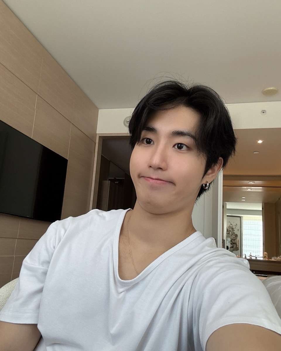 BUNN13B000's tweet image. This dumbass took me out for coffee to help my hangover. I might be lost without him 😔