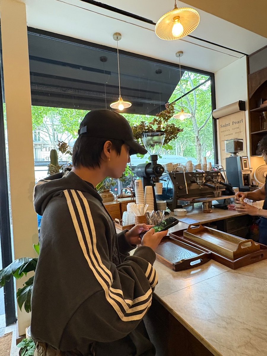 BUNN13B000's tweet image. This dumbass took me out for coffee to help my hangover. I might be lost without him 😔