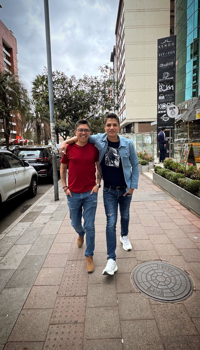 eduandinoe's tweet image. Feliz cumpleaños, hermano, amigo, compañero @mauroandinoe ✊😊

Que nuestra vieja siga guiando tus pasos, que tus principios nunca claudiquen y que nunca olvides que -como dice la canción del Liverpool- ‘You&apos;ll Never Walk Alone’ 😉

Te amo hermano ✌️