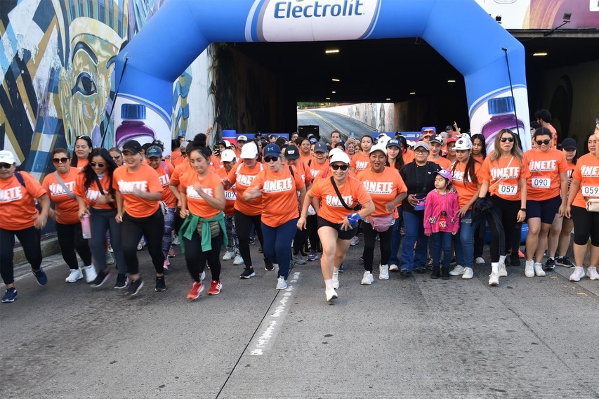 onumujeressv's tweet photo. HOY… #Caminamos 🧡
Dimos inicio a la conmemoración del #25N y los #16DíasDeActivismo con una caminata-carrera que reunió a muchas personas para alzar la voz contra toda forma de violencia hacia mujeres y niñas. 🏃‍♀️✨
#NoHayExcusa #EsViolenciaDigital https://t.co/mSW331ZGDz