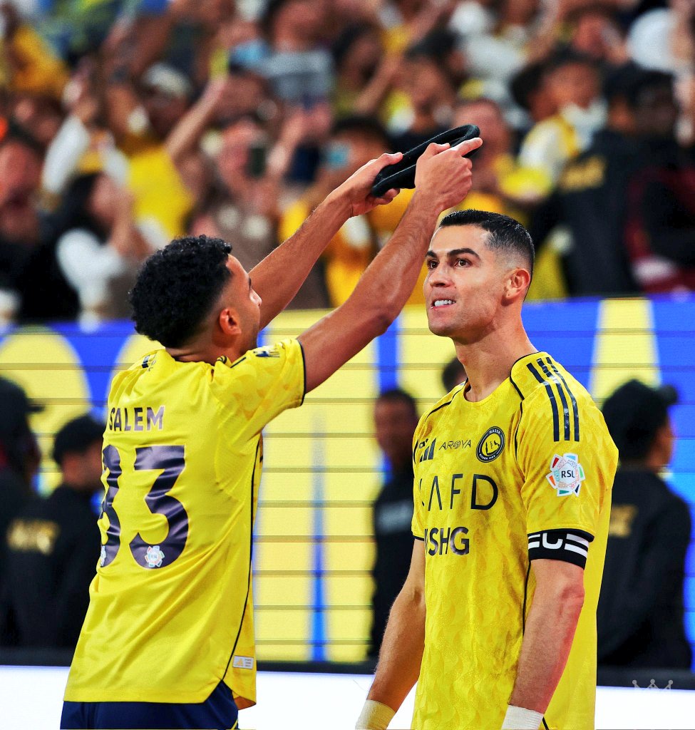 TeamCRonaldo's tweet image. A KING NEVER CROWNS HIMSELF.
WHAT A PICTURE 🤩👑