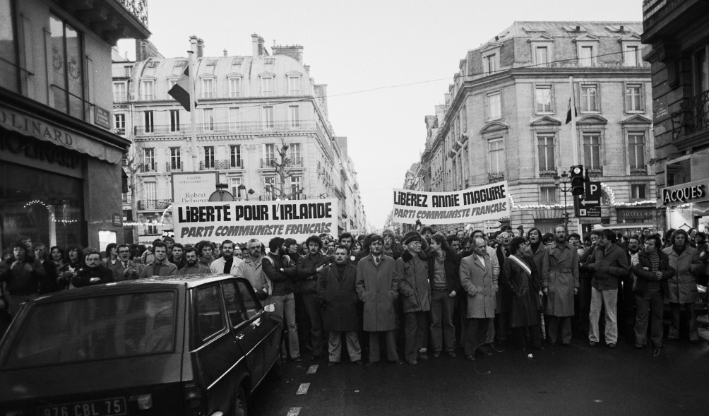 TroublsInFrance's tweet photo. "Liberté Pour l'Irlande."

A protest held near the British Embassy in Paris in late 1980. 

Organised by The French Communist Party and members of Irish solidarity groups for the first hunger strike, as well as calling for the release of Anne Maguire of the Maguire Seven. https://t.co/laL8BUoUDm