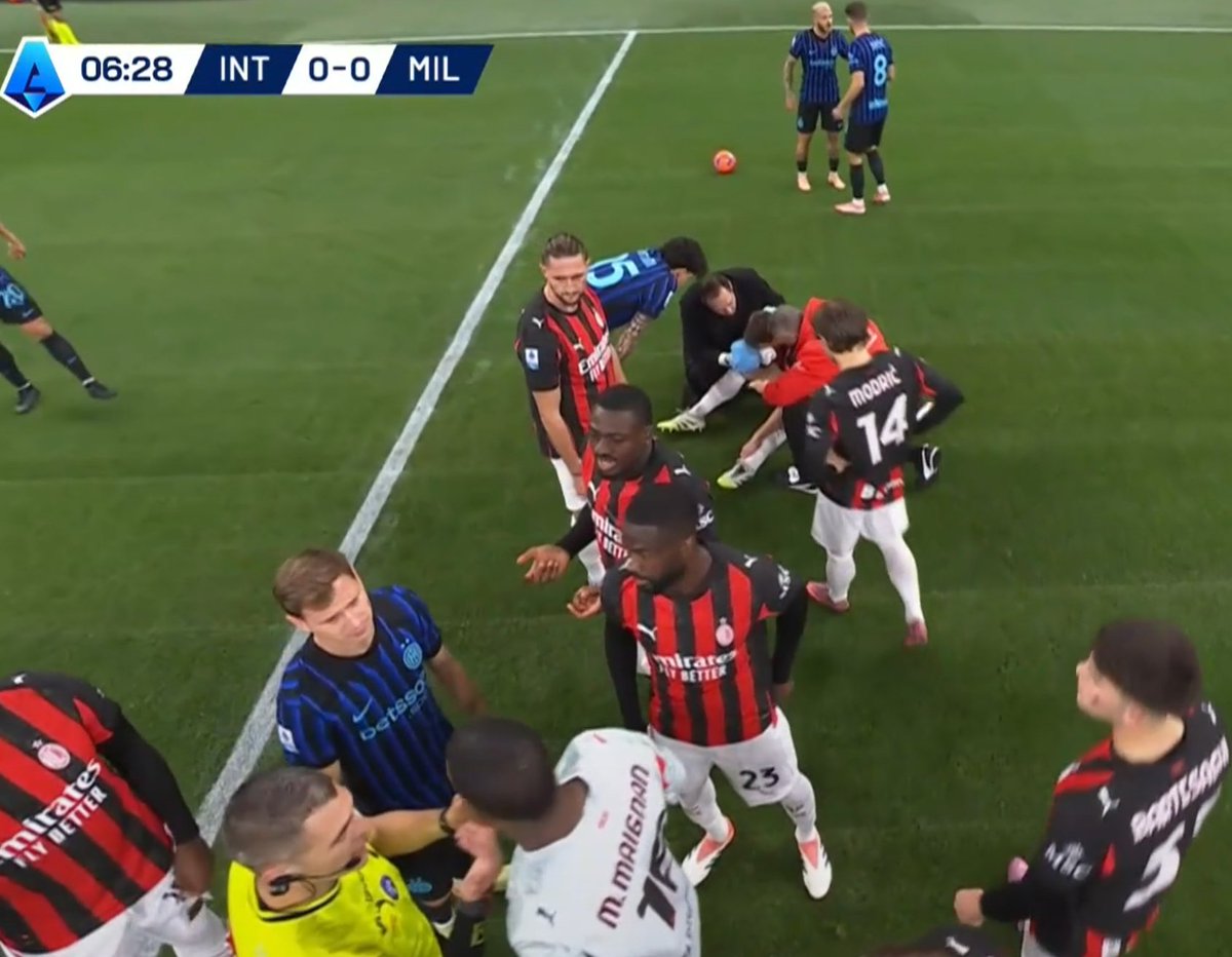 DrTuitter's tweet image. Gomitata in faccia.
Tutti se ne sono accorti, tranne uno.
Arbitro e VAR. Ed anche stavolta il rosso, la prossima volta. #Milan #Inter #InterMilan