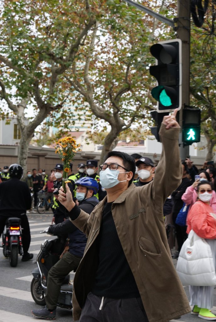 zhu0588's tweet image. “鲜花哥”
2022年11月27日上海白纸运动
（1/2）