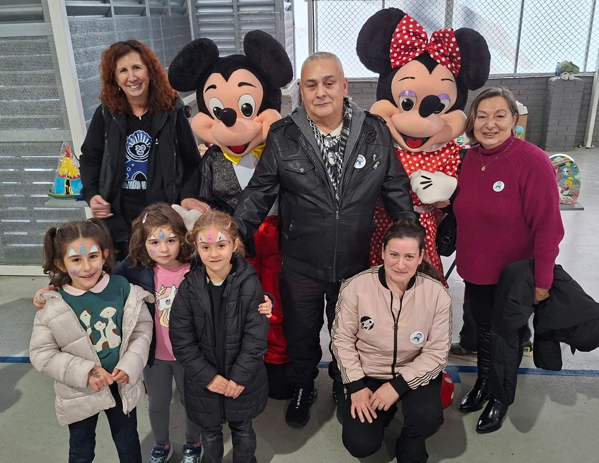 La Peña Celtista Le-chuzas Celestes celebró hoy en el Pabellón de Becerreira, en Cabral, una emotiva fiesta solidaria que se convirtió en un auténtico éxito de participación y generosidad. Gracias a la implicación de vecinos, familias y simpatizantes recogimos 500 juguetes.
