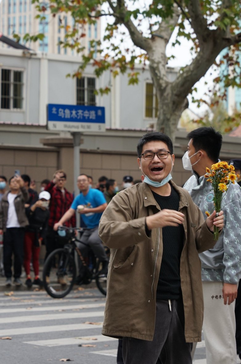 zhu0588's tweet image. “鲜花哥”
2022年11月27日上海白纸运动
（1/2）