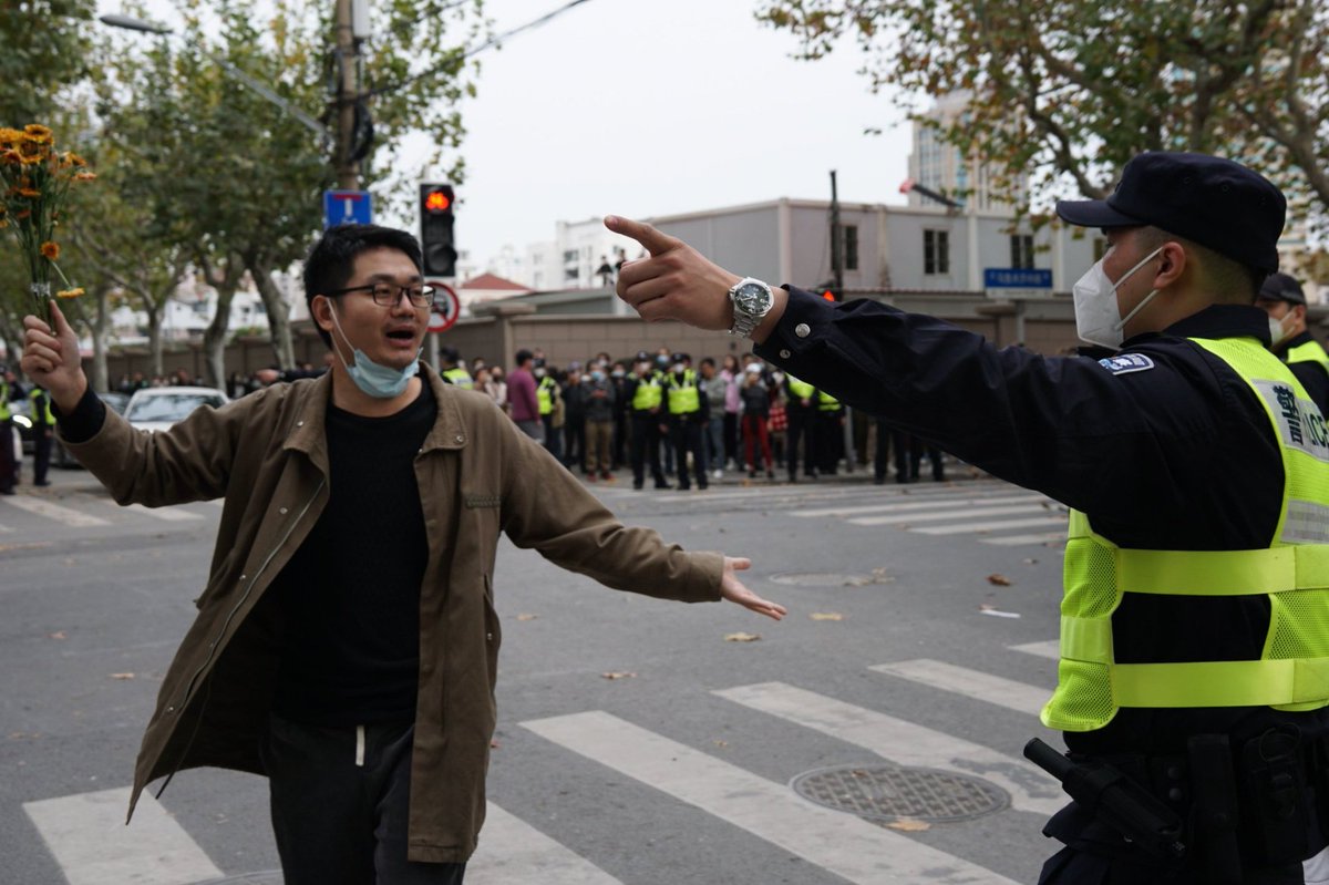 zhu0588's tweet image. “鲜花哥”
2022年11月27日上海白纸运动
（1/2）