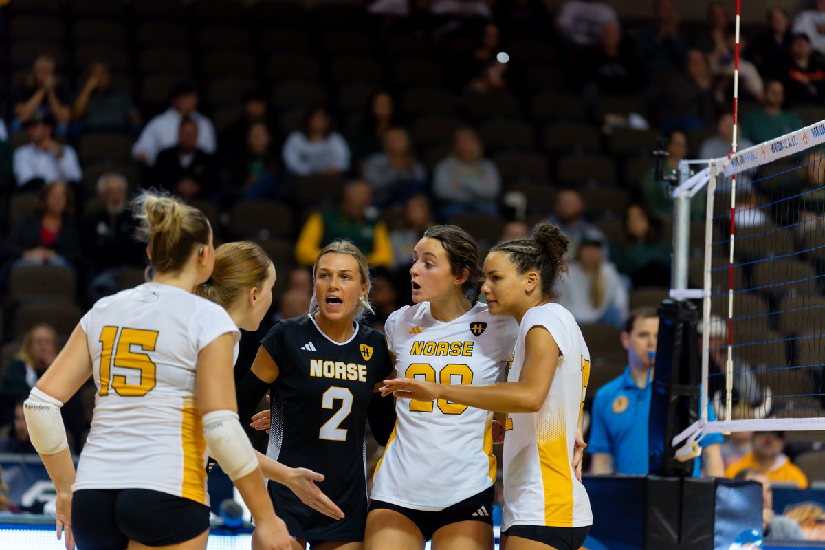 HorizonLeague's tweet image. Through two sets in our #HLVB championship match! 
@WSUVball leads NKU, 2-0.

espn.com/watch/player/_…

#OurHorizon 🌇| #MajorExperiences