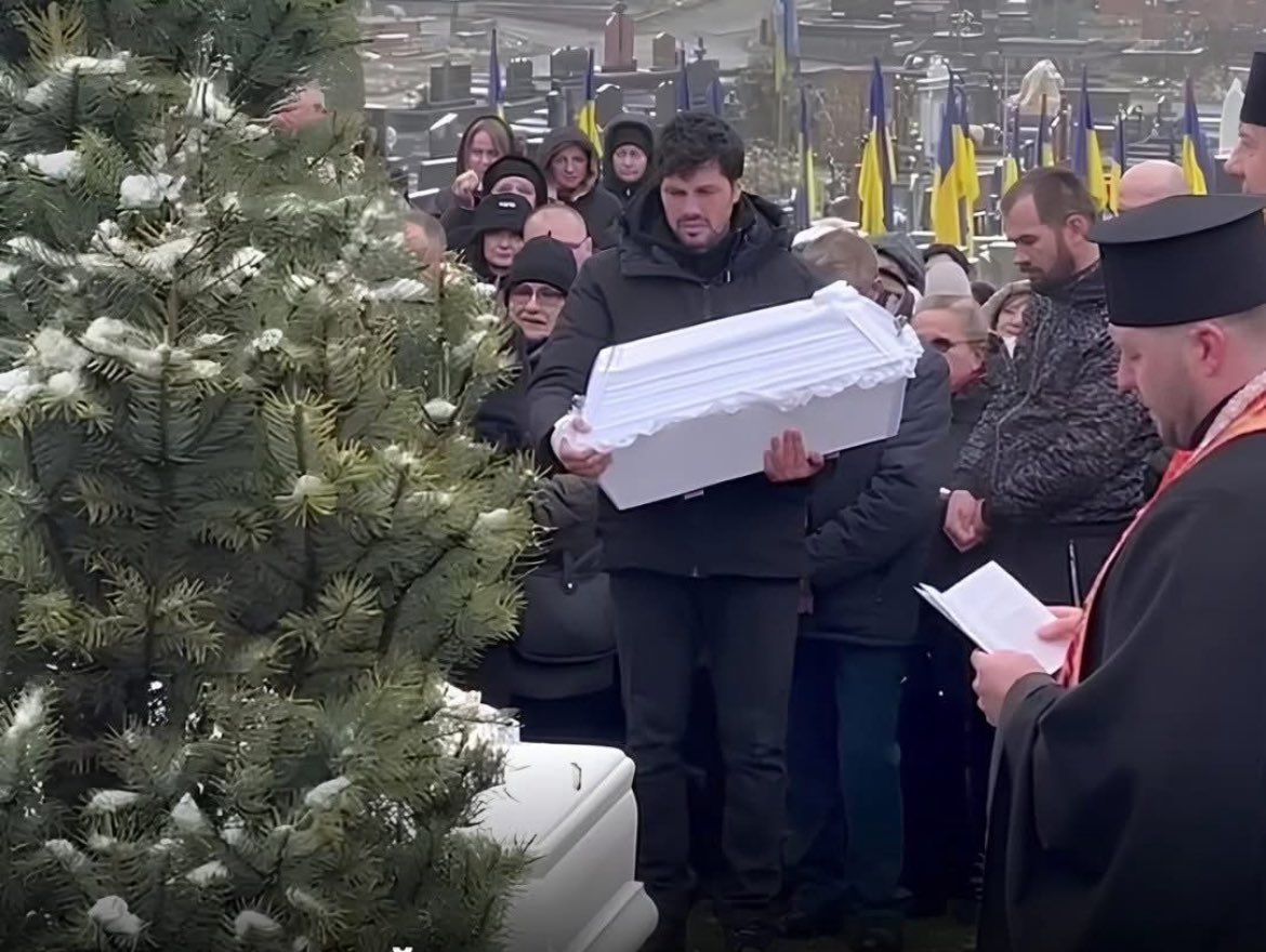 UkrainianBrit's tweet photo. @JDVance Look this father in the eyes JD- he lost his family last week during bombing of residential  area in the west of Ukraine. Who are you trying to please with your deal - those who send the boms? Can you sleep alright at night? https://t.co/q0tsYG7Uj2