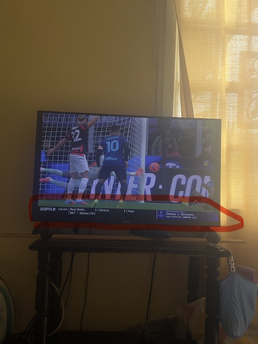 ivanly_'s tweet photo. @ESPNmx como mrda podemos ver un derbi de la mejor manera viendo esas etiquetas abajo comiéndose una parte de la pantalla!!!

Un partido del inter vs Milán!!! https://t.co/h7hGcPSxRR