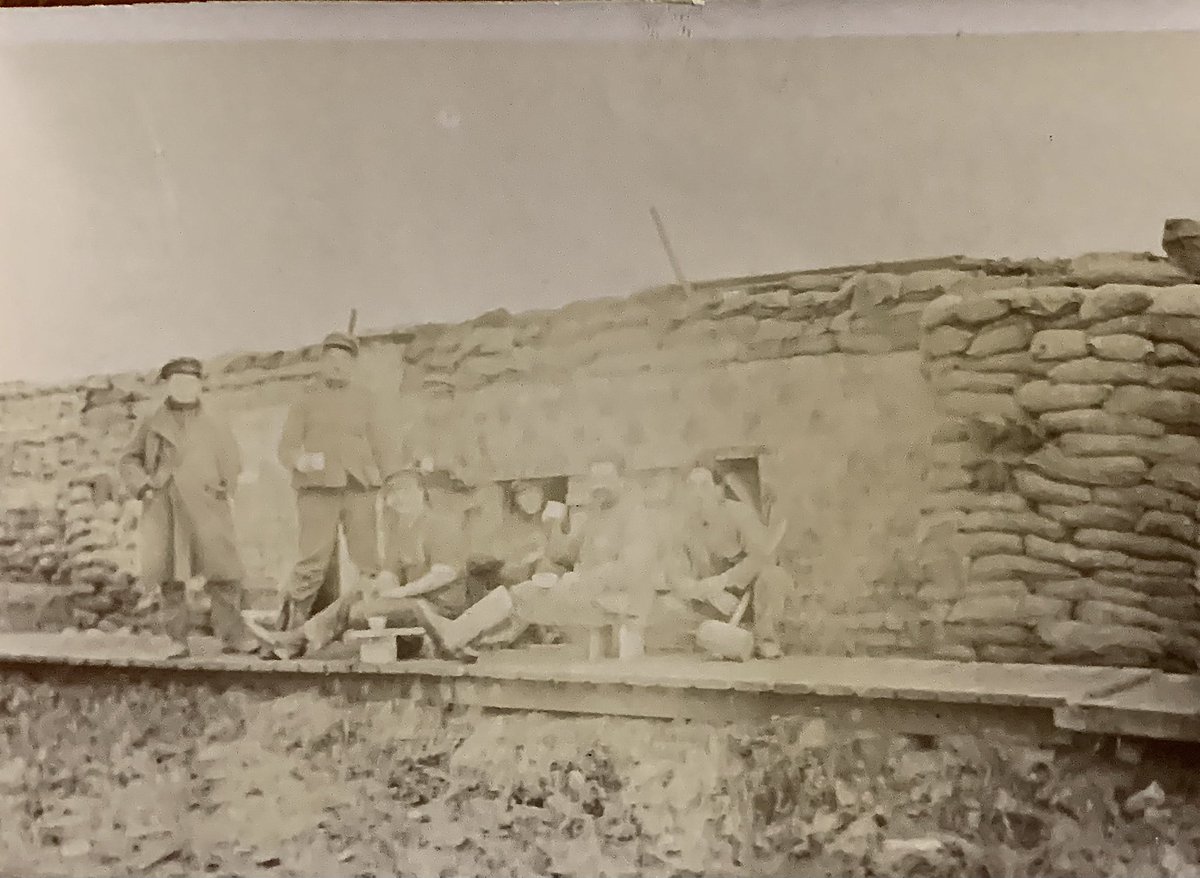 <a href="/bennymichielsen/">Benny Michielsen</a> Votre post sur votre arrière grand-père m’a rappelé 1 photo que j’avais acheté à Ypres. Elle n’est plus de très bonne qualité mais j’ai pensé qu’il pouvait s’agir d’une carte de la guerre 14/18 secteur belge mais sans conviction. Je mets l’original et une  autre avec correction.