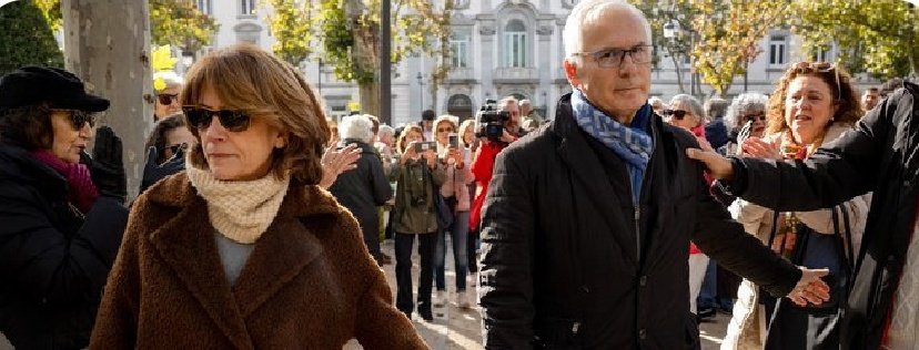 Mariaf522's tweet image. La exfiscal general Dolores Delgado y el Juez Garzón acudieron a la  concentración en el Supremo.
Cuanto que aprender de ellos y además nos están enseñando el camino que tenemos que tomar.
Mi admiración!!!👏🏻👏🏻👏🏻👏🏻

🗣Dejemos X y estemos a la altura!!!.