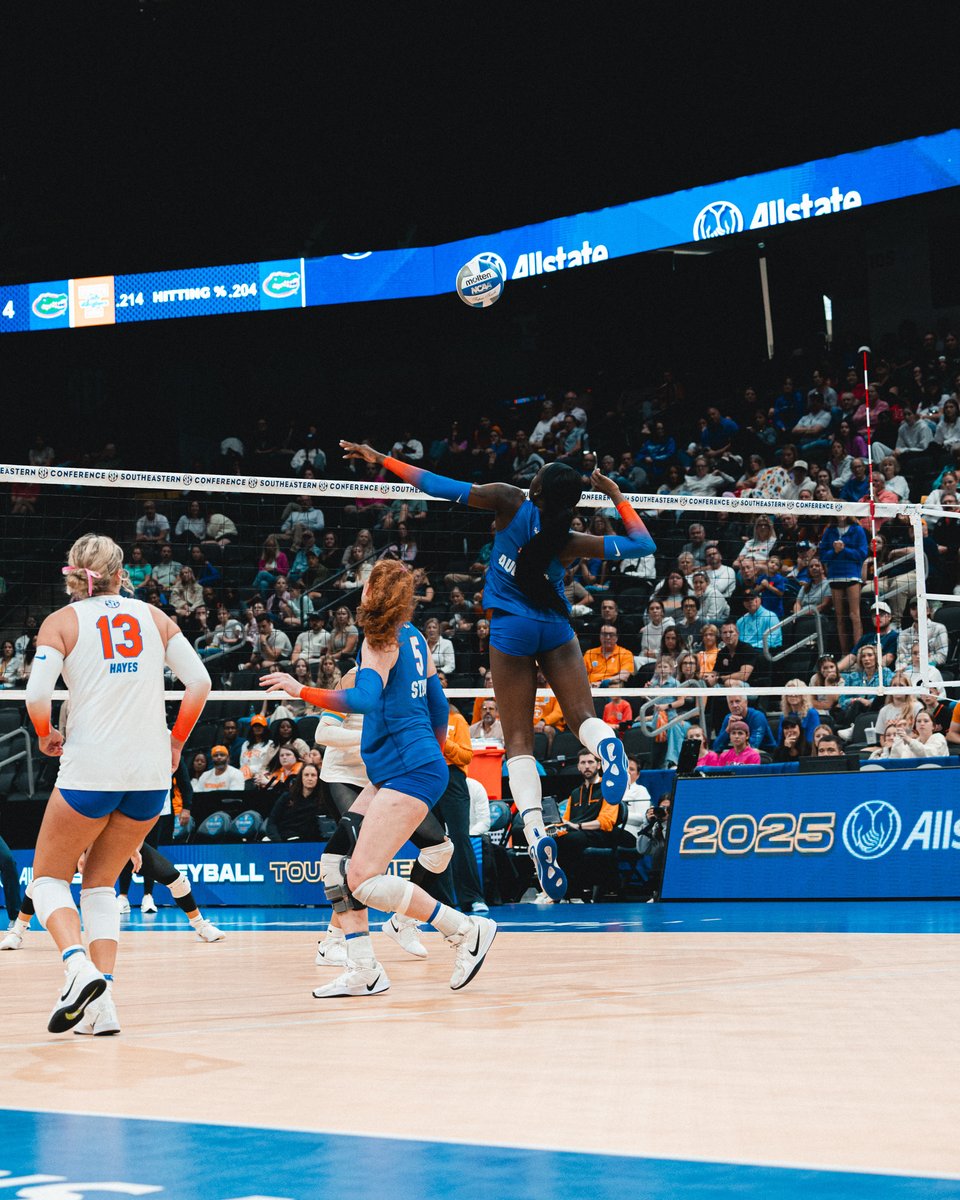 SEC's tweet image. GATORS GRIT OUT THE OPENING SET 😤

Quarterfinals • Match 10
→ Set 1
(5) @GatorsVB 27
(4) @Vol_VBall 25

#SECVB x #SECTourney